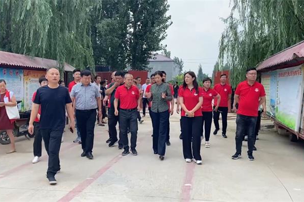 明亮照明總經(jīng)理與安陽市內黃縣政府副縣長李紅霞合影