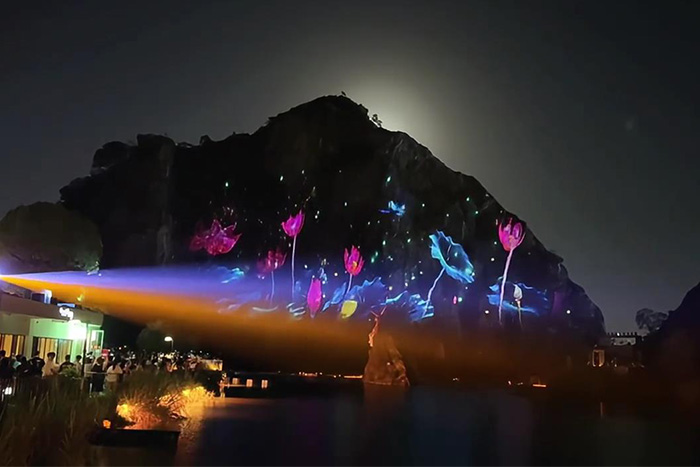 亮化讓山成焦點，無光讓景變背景，游客選擇早有答案